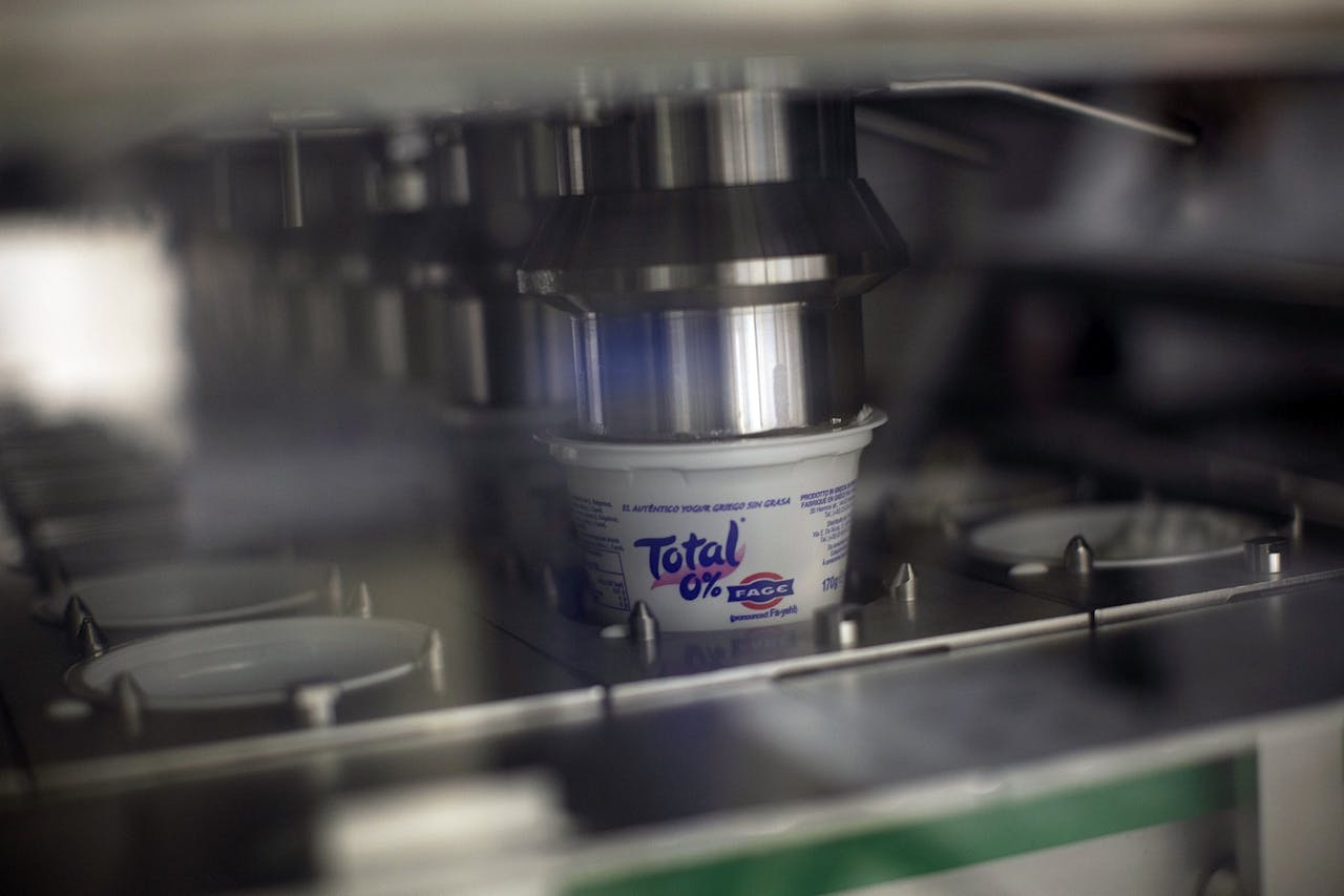 Grieks familiebedrijf wil yoghurtfabriek bouwen in Hoogeveen. Dat plan levert bijval en kritiek op.