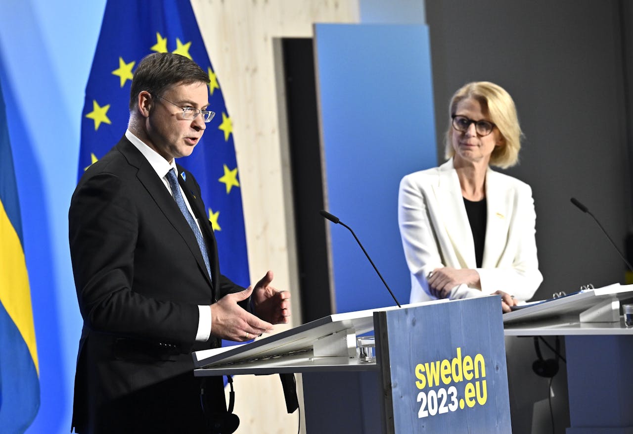 Eurocommissaris Valdis Dombrovskis (l) en de Zweedse minister van financiën Elisabeth Svantesson na afloop van de vergadering zaterdag van de Europese minister van financiën in Stockholm.