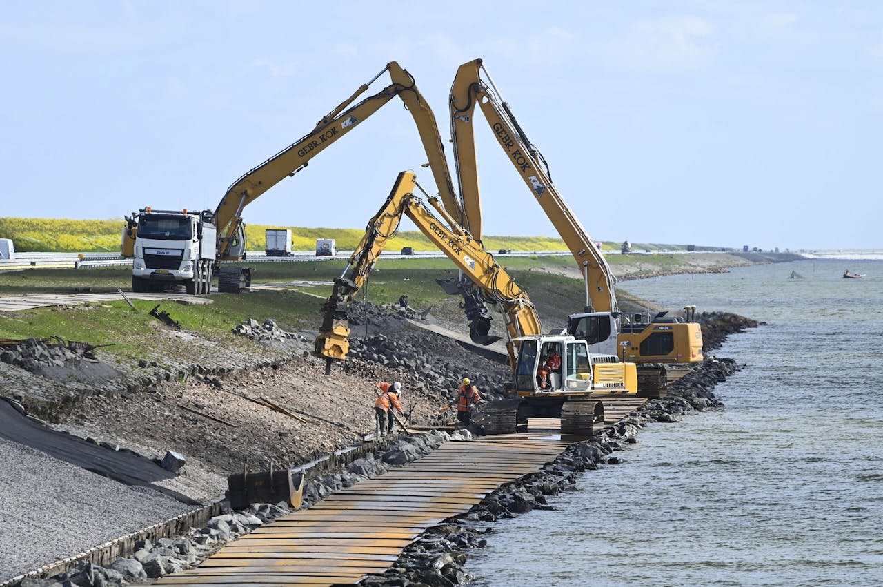 De versterking van de Afsluitdijk werd in 2018 gegund aan het bouwconsortium Levvel met, wat vrij kort daarna bleek, verkeerde gegevens over golfhoogtes en waterstanden.