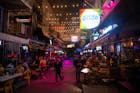 Fameuze rosse buurt in Bangkok zoekt een nieuwe identiteit