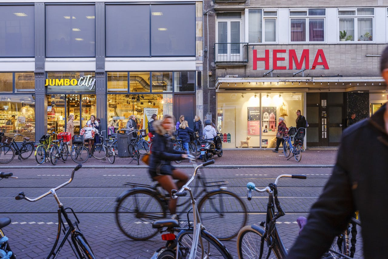 Een Jumbo city en een Hema filiaal op de Ferdinand Bolstraat te Amsterdam
