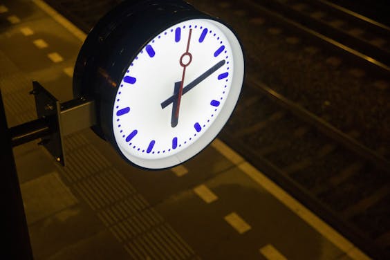 Stationsklok op een treinperron.
