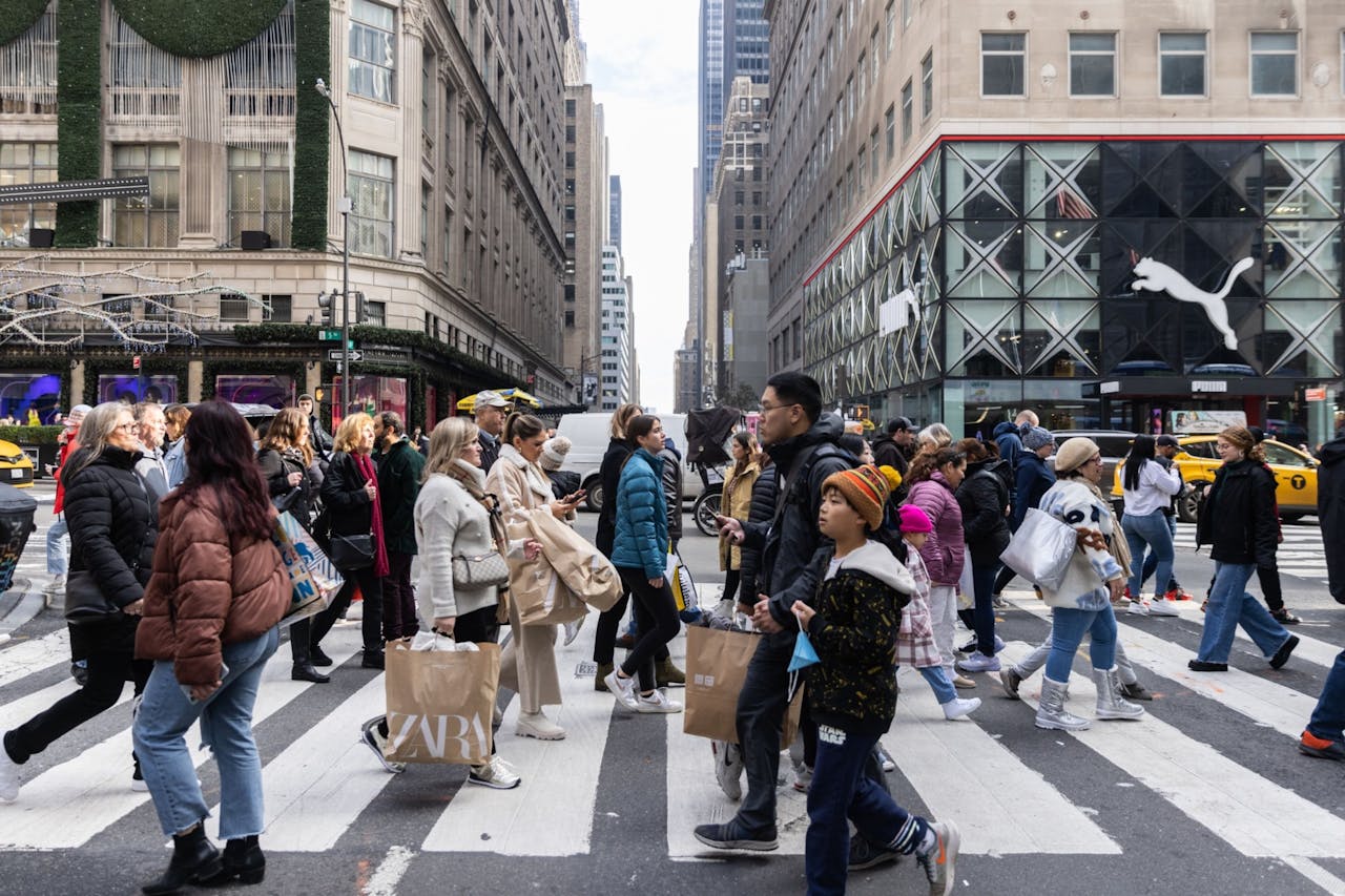Winkelend publiek op 5th Avenue in New York. De Amerikaanse inflatie daalt maar langzaam.