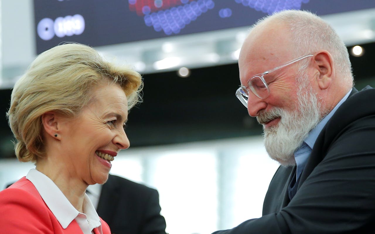 Vicevoorzitter van de Europese Commissie Frans Timmermans en Commissiechef Ursula von der Leyen (l).