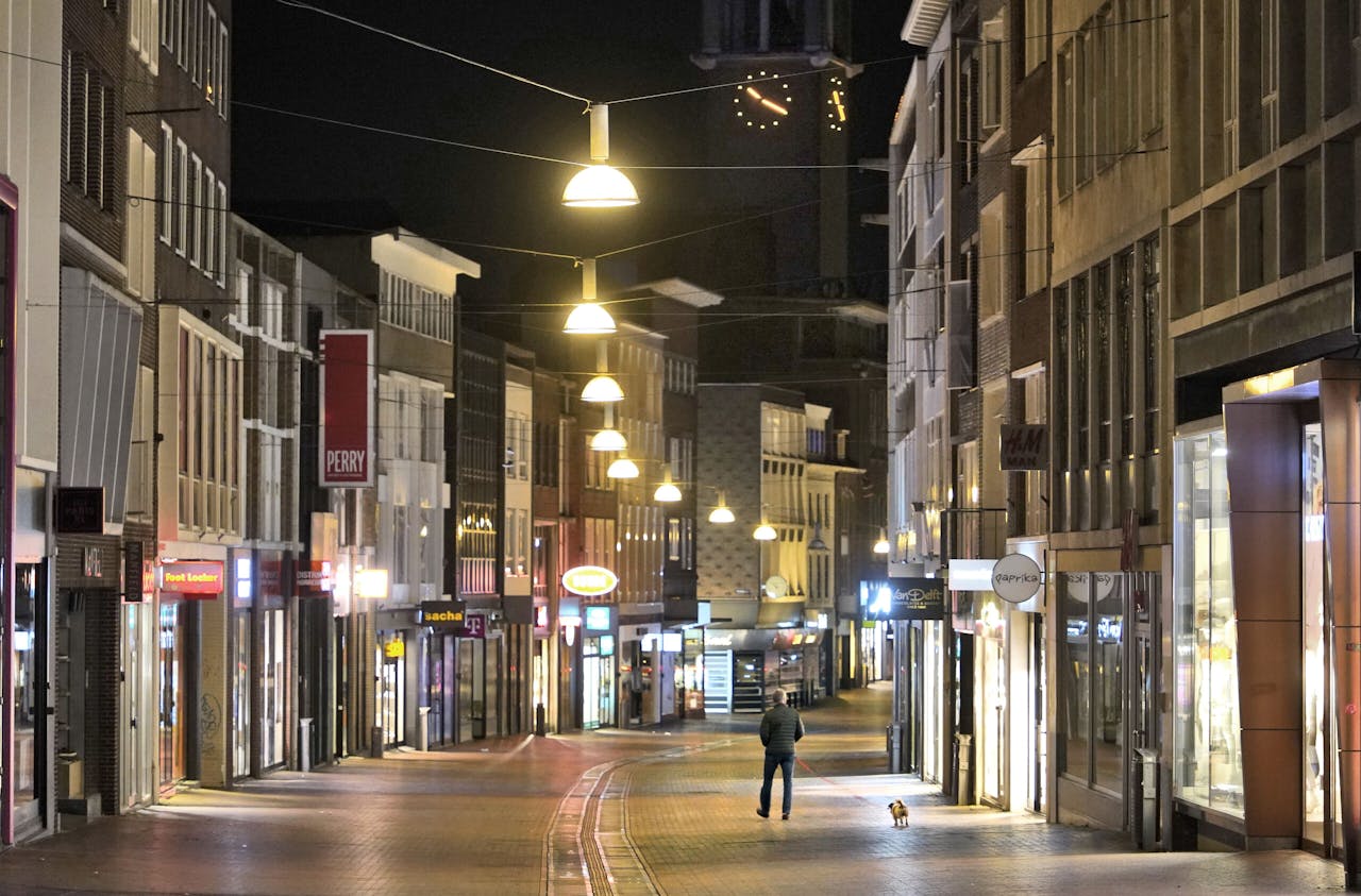 Stilte in een winkelstraat in Nijmegen. De coronasteun was bedoeld voor bedrijven die door de maatregelen omzetverlies leden.
