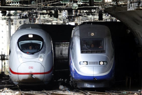 Siemens bouwt de ICE voor Deutsche Bahn (links). en Alstom fabriceert voor het Franse staatsspoorbedrijf de TGV (rechts).