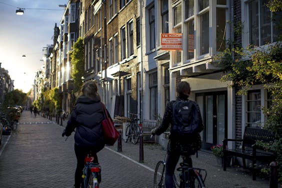 Een woning staat te koop in Amsterdam. Een huis taxeren mag straks niet meer via een computermodel. Voor koopwoningen verplichten banken overigens nu al vaak en fysieke inspecties.