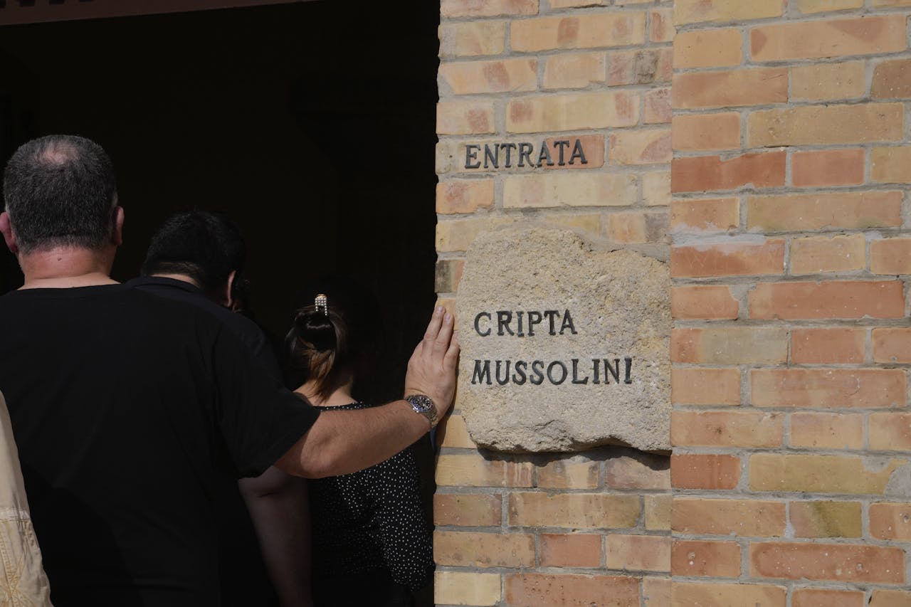 Rijen voor het graf van Benito Mussolini in Predappio. Het is vrijdag 28 oktober de 100ste verjaardag van de mars naar Rome, die Mussolini aan de macht bracht.