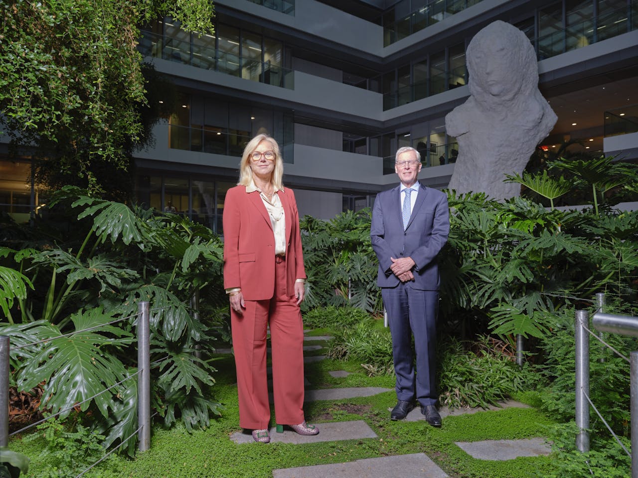 Sigrid Kaag en Marnix van Rij in de binnentuin van het ministerie van Financiën.