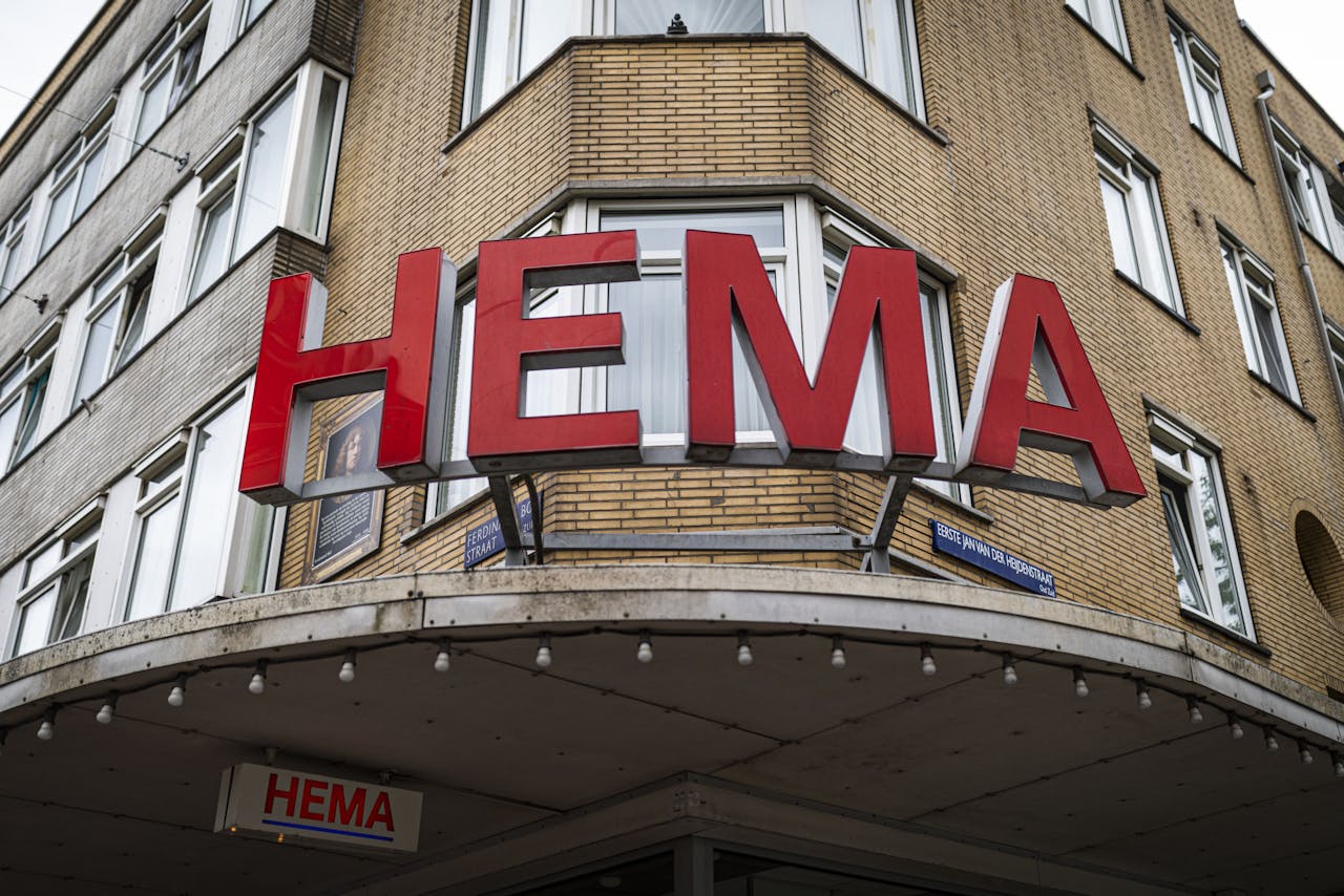 Neonletters boven het Hema-filiaal in de Amsterdamse Ferdinand Bolstraat. De winkelketen kwam half juni in handen van een groep schuldeisers, die in ruil €300 mln aan vorderingen kwijtscholden.