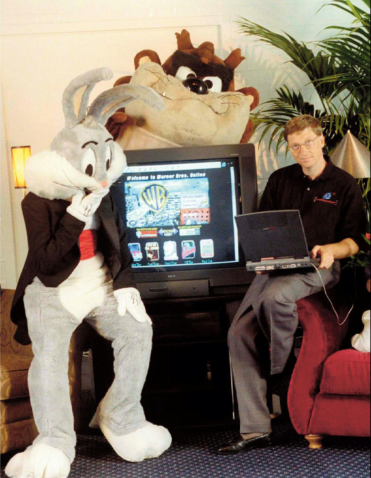 1997: Bill Gates, dan nog ceo van Microsoft, promoot Internet Explorer 4.0 in San Francisco met de tekenfilmfiguren Bugs Bunny (links) en Tasmanian Devil.
