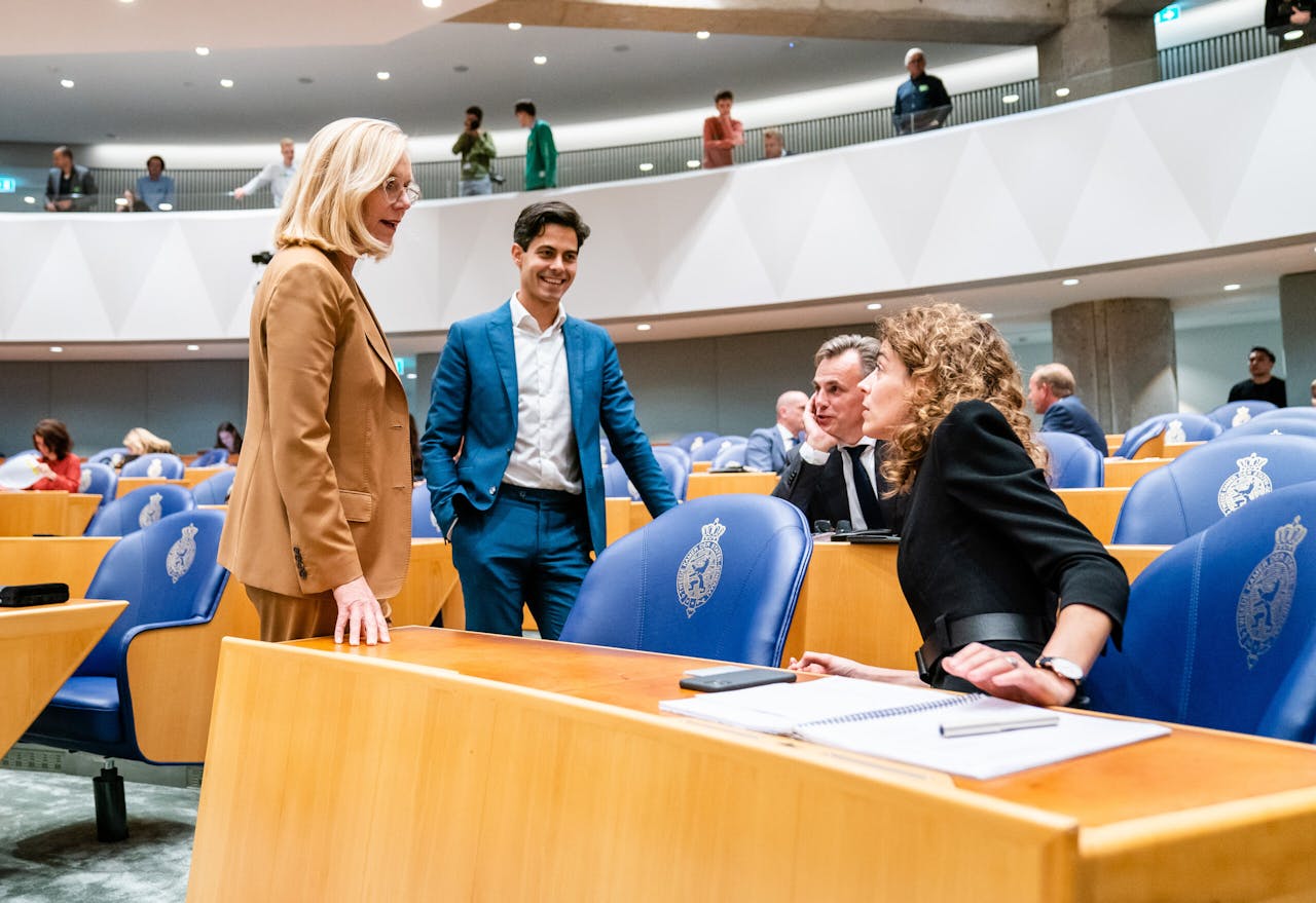 Sigrid Kaag (D66), Rob Jetten (D66) en Sophie Hermans (VVD) tijdens het debat over het eindverslag van informateur Johan Remkes over het formatieproces.