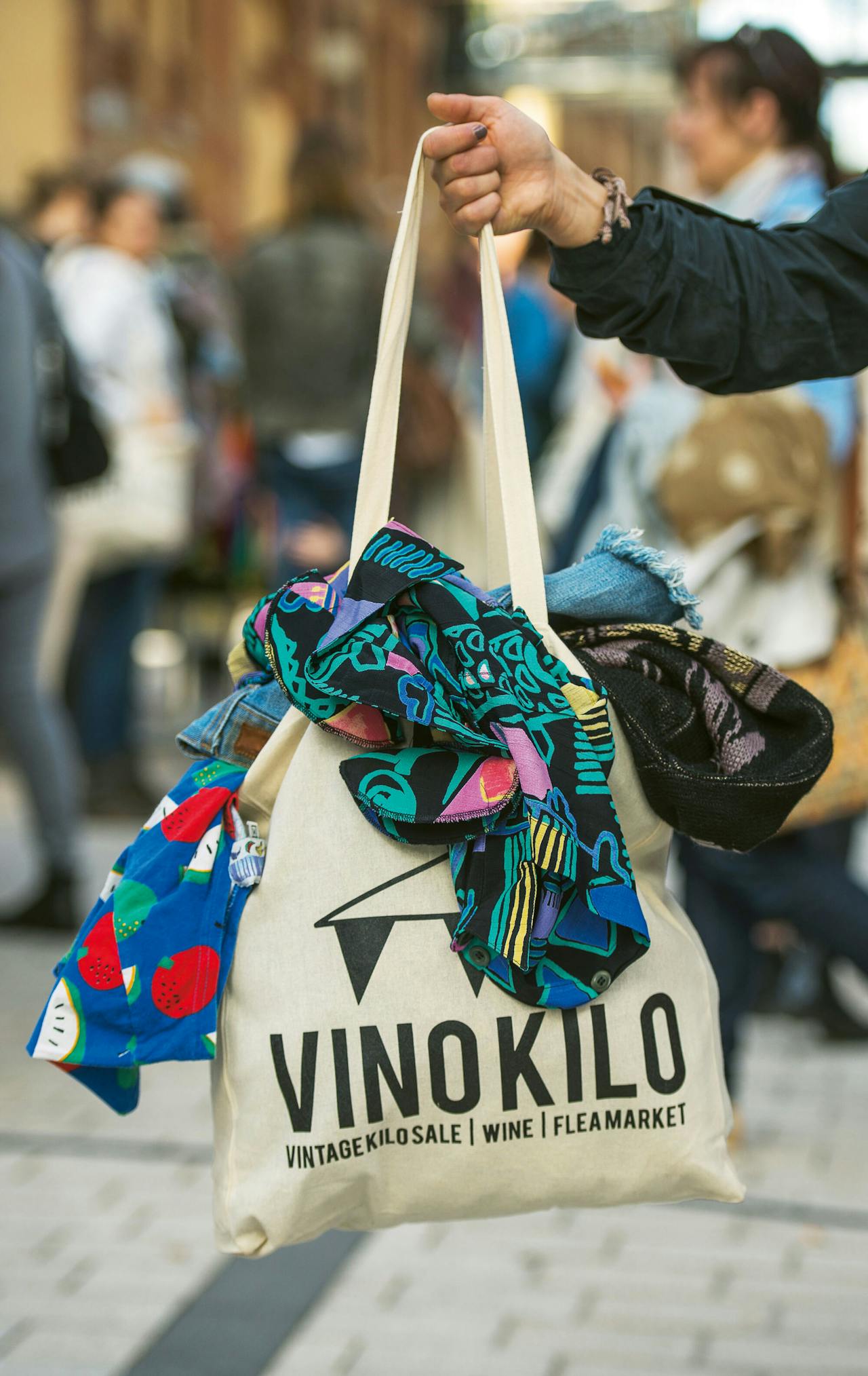 Bij het reizende evenement Vinokilo kun je gedragen kleding uitzoeken voor 60 euro per kilo.