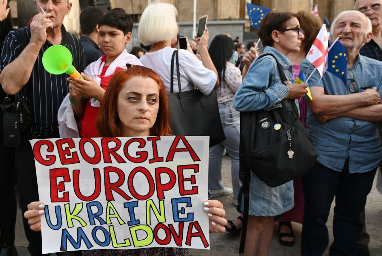 Een pro-EU-betoging in de Georgische hoofdstad Tbilisi. De voormalige Sovjetrepubliek viel maandag het 'Europese perspectief' op EU-lidmaatschap ten deel.