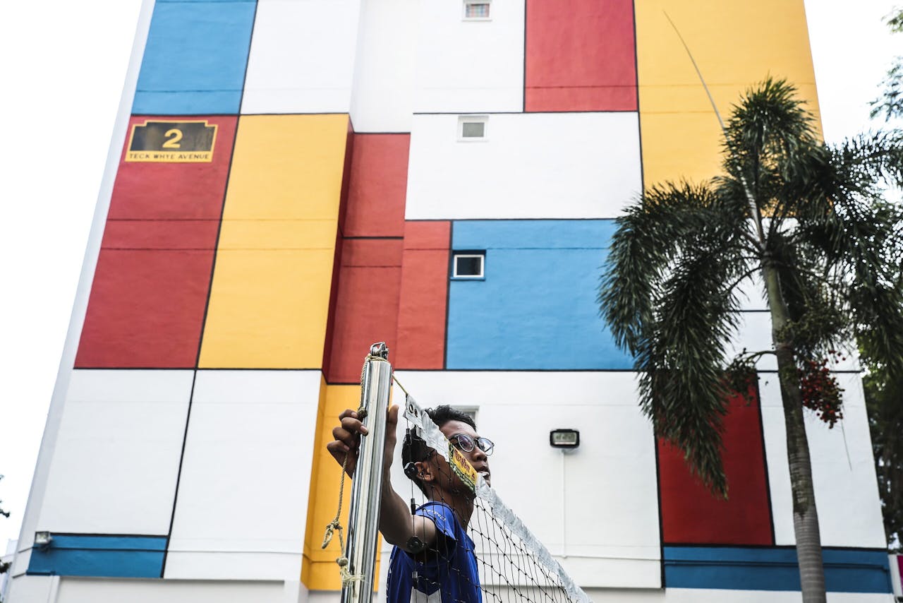 Appartementen van de Housing Development Board (HDB) in Singapore, geschilderd in Mondriaan-kleuren