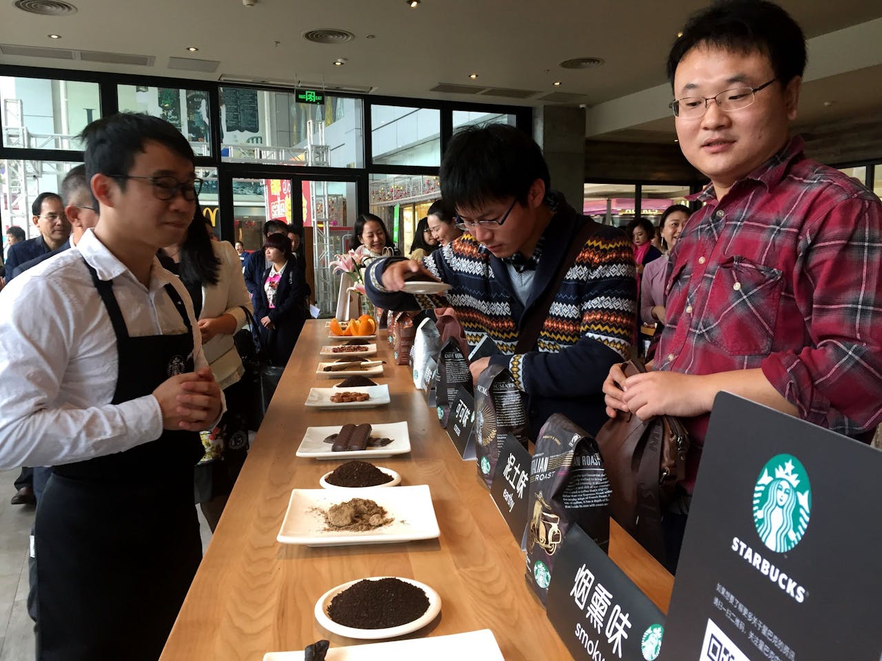 Een vestiging van Starbucks in de Chinese stad Beihai.