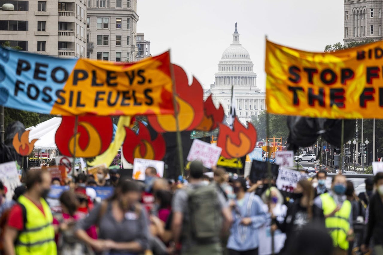 Klimaatdemonstratie in Washington. Kiezers die vinden dat Joe Biden geen concessies moet doen aan zijn klimaatplannen, demonstreren regelmatig voor het Witte Huis en op Capitol Hill.