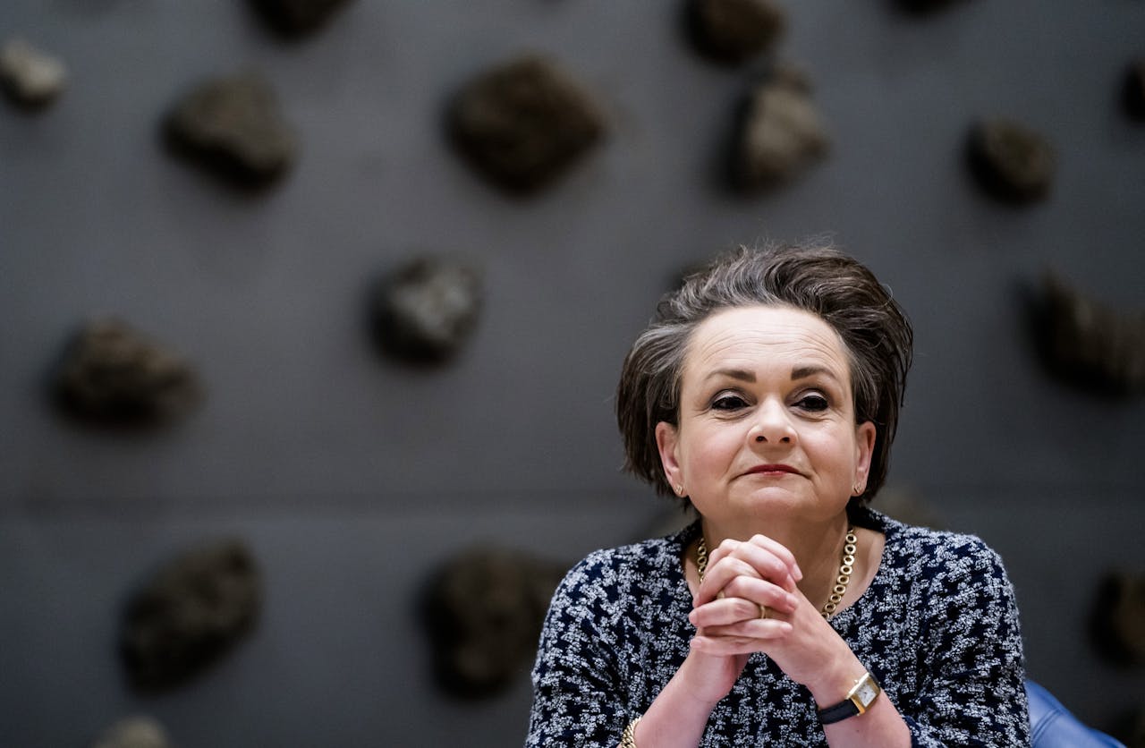 Staatssecretaris Alexandra van Huffelen vindt dat techbedrijven moeten voldoen aan álle Nederlandse eisen. Anders kan het Rijk niet toestaan dat er overheidsinformatie via Facebook wordt verspreid.
