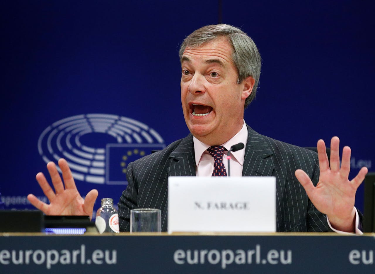Nigel Farage, leider van de Brexit Party, hield woensdagochtend een persconferentie in het Europees Parlement waar later op de dag over de vertrekdeal met de Britten gestemd wordt.