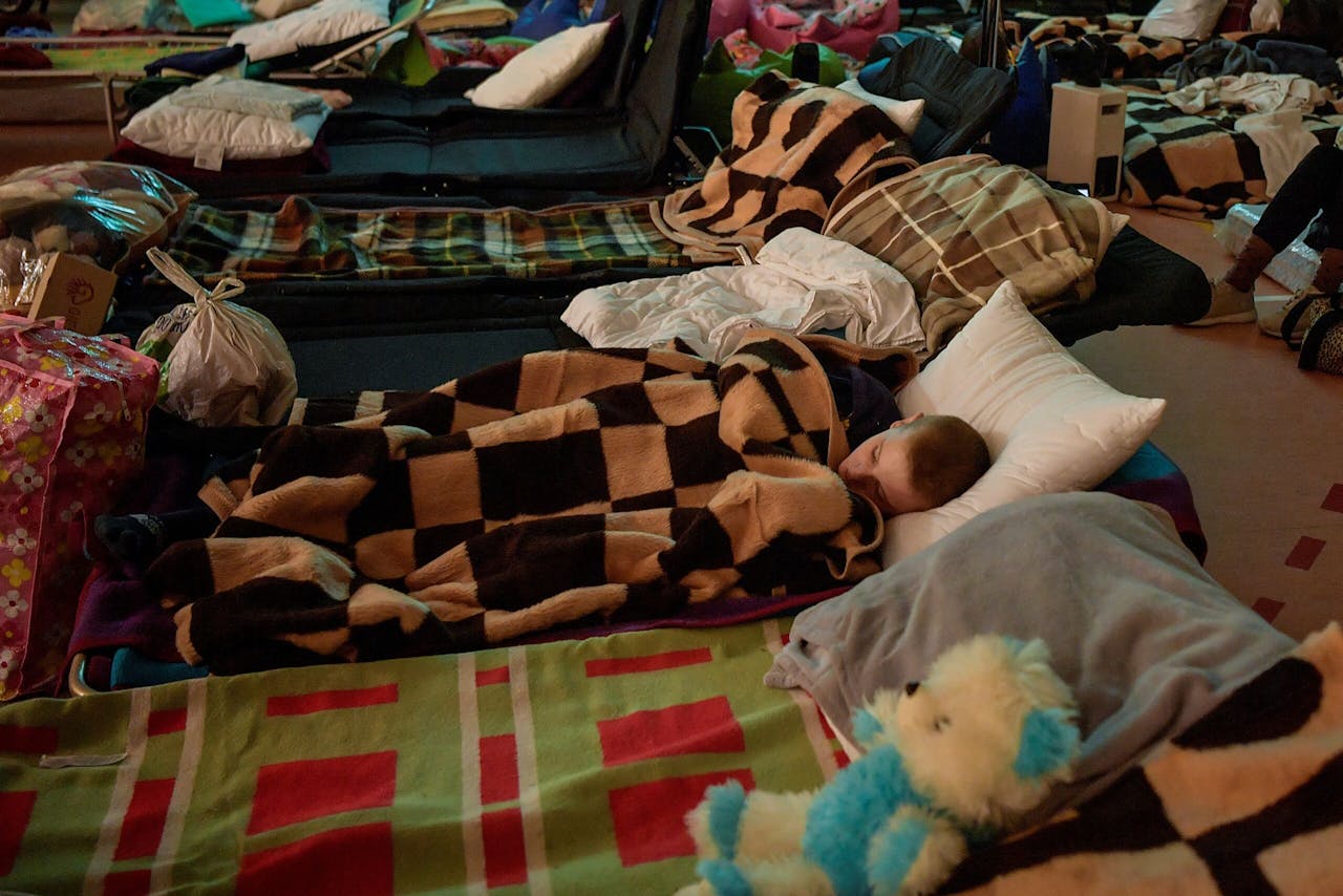 Een Oekraïense jongen slaapt in een opvanglocatie voor vluchtelingen in de Poolse plaats Medyka.