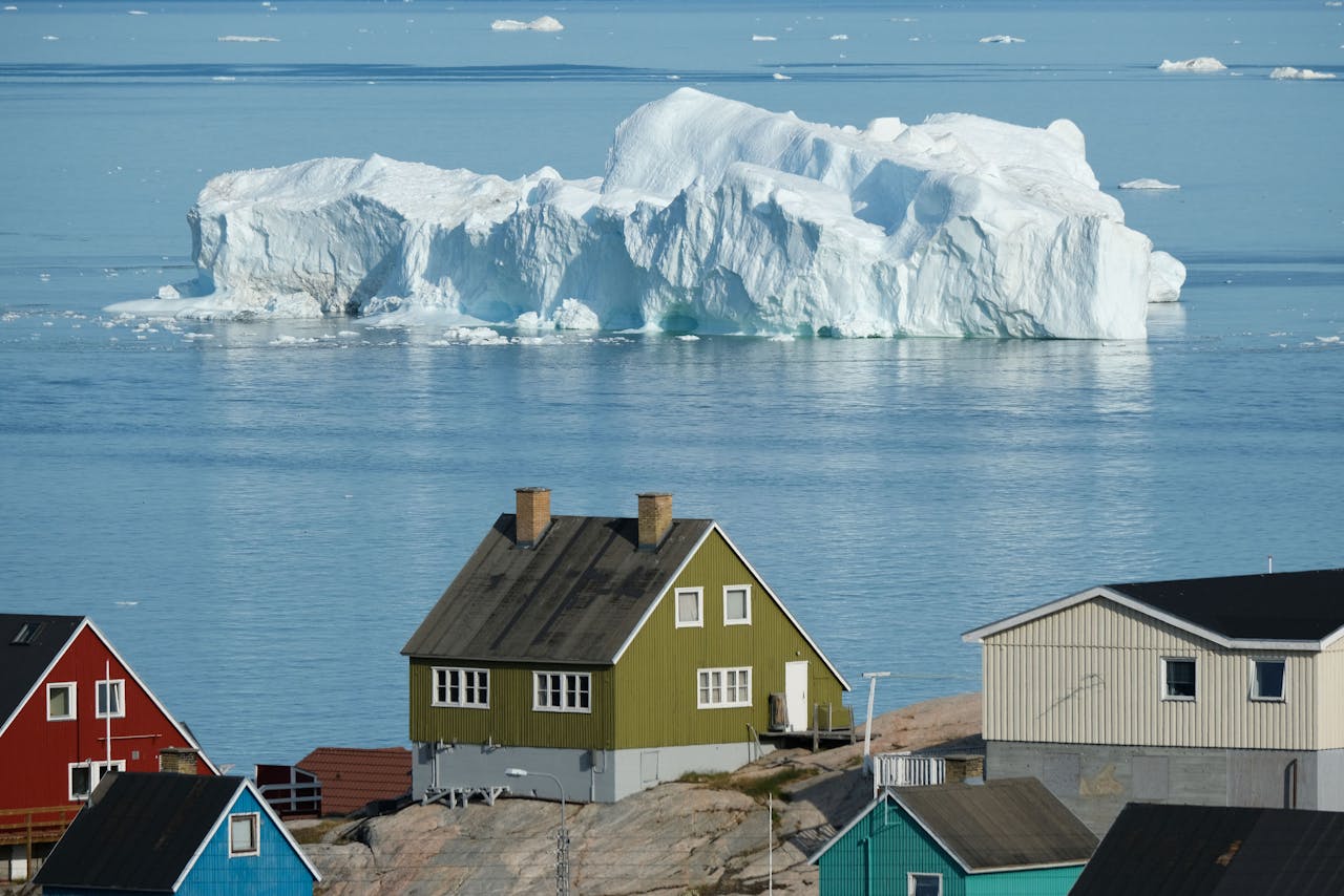 Een ijsberg drijft in Disko Baai, voor de kust van Groenland. Het ijs op Groenland smolt in de afgelopen tien jaar twee keer zo snel als in de tien jaar daarvoor.