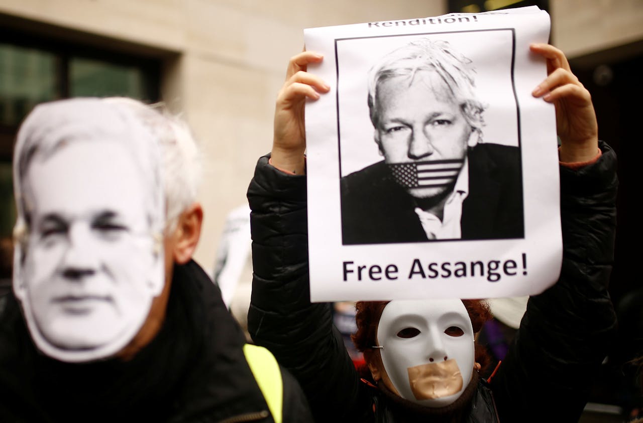 De Australische activist Julian Assange richtte eind 2006 klokkenluiderswebsite WikiLeaks op, waarmee hij onder meer geheime documenten over de oorlog in Irak lekte.