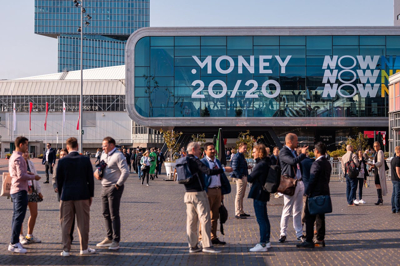 Tienduizenden bezoekers van over de hele wereld zijn naar Amsterdam gekomen voor het fintech-event Money20/20 in de RAI.