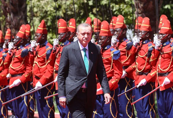 De Turkse president Recep Tayyip Erdogan inspecteert donderdag de erewacht bij aankomst in de Senegalese hoofdstad Dakar.