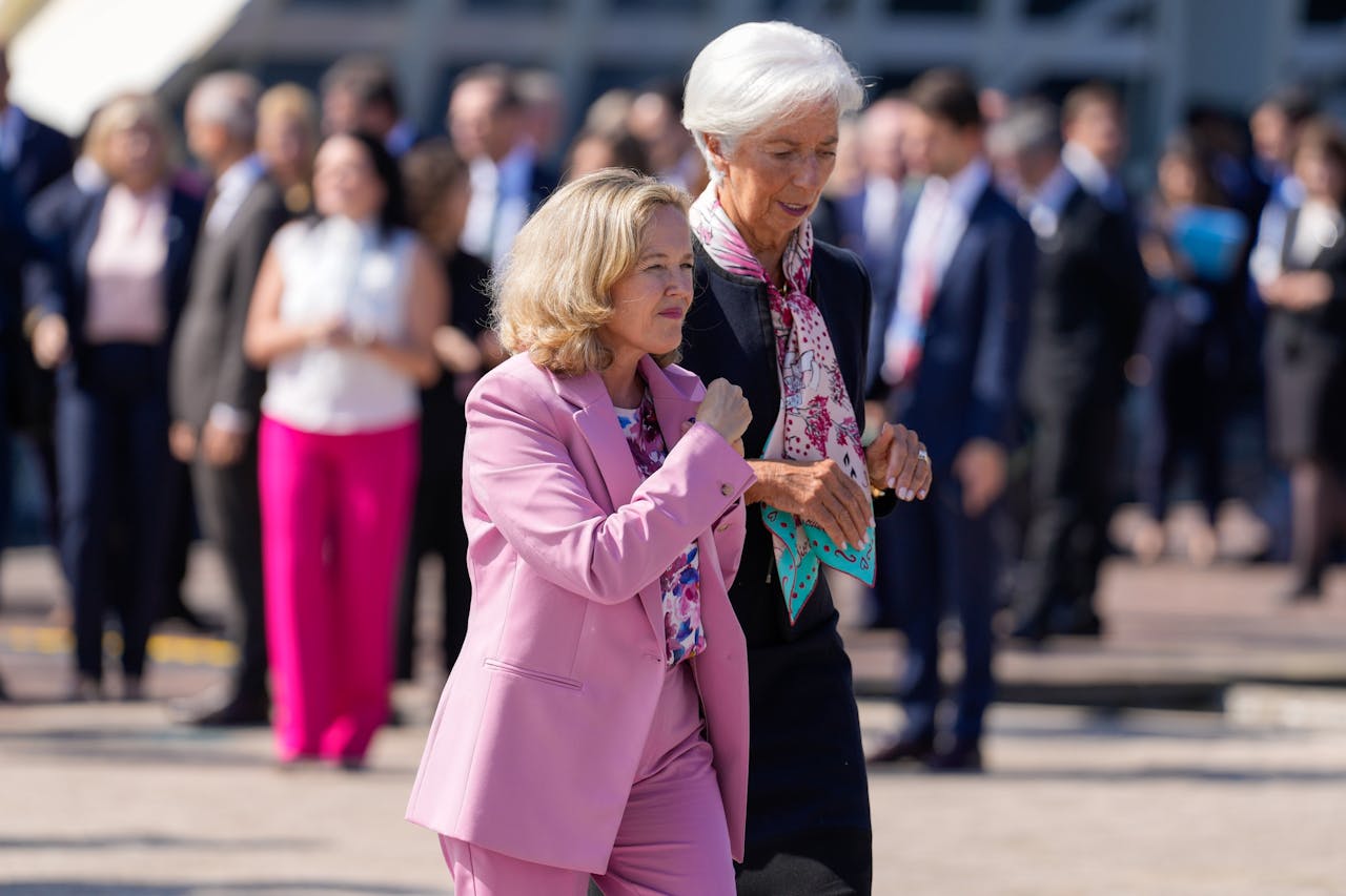 De Spaanse minister Nadia Calvino (links) ontvangt president Christine Lagarde van de Europese Centrale Bank voor een Eurogroep-vergadering in Santiago de Compostella.