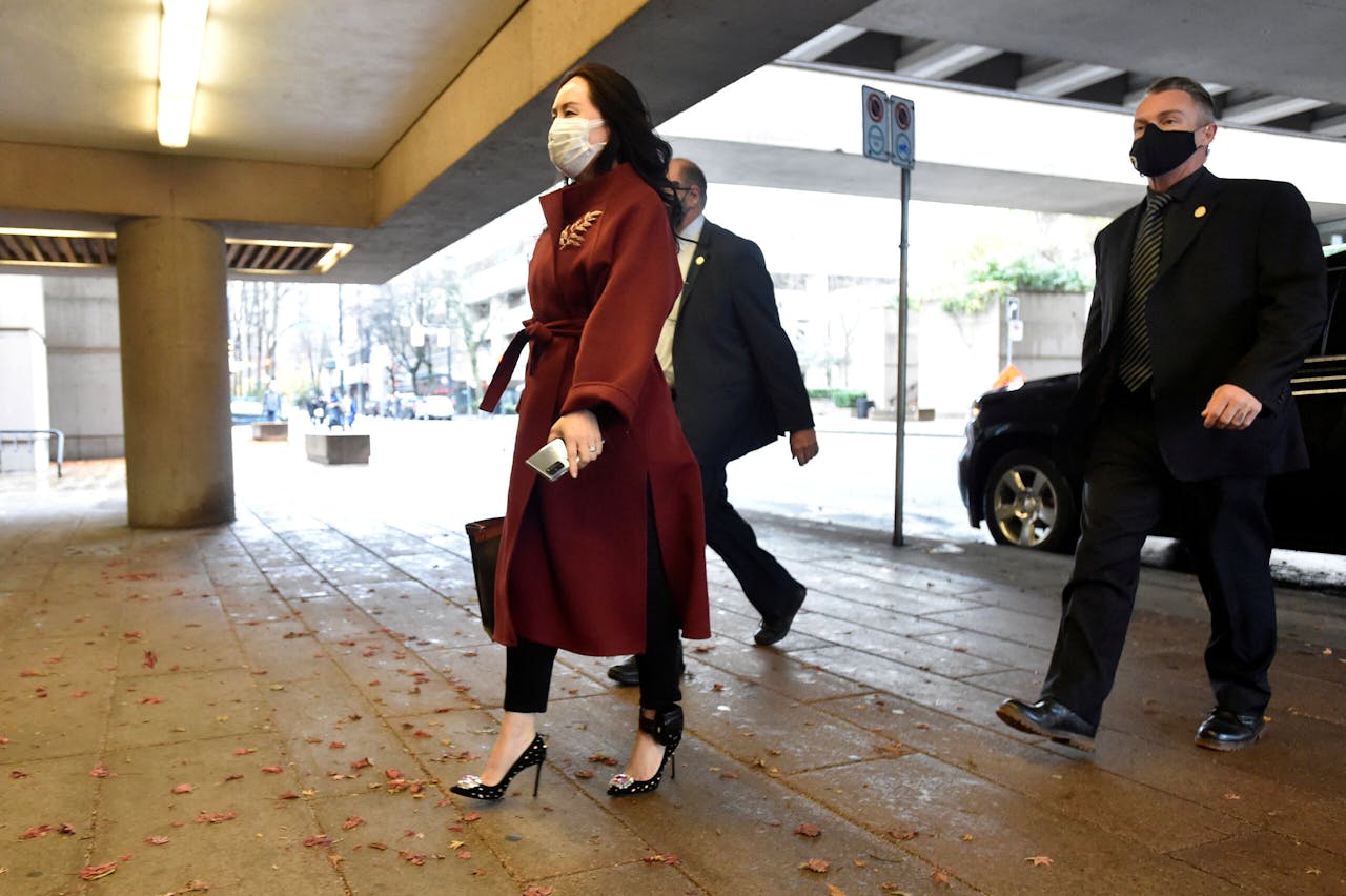 Meng Wanzhou bij de rechtbank in Vancouver, Canada twee weken geleden. De uitleveringszaak gaat maandag verder. De cfo is op borgtocht vrij, maar moet een enkelband dragen.