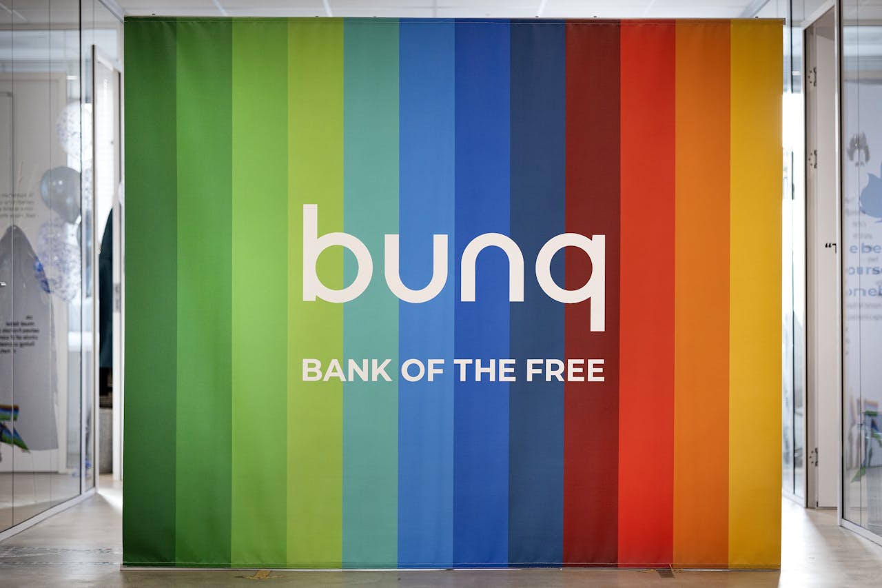 Banner van Bunq in het hoofdkantoor in Amsterdam.