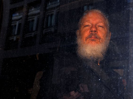 WikiLeaks-oprichter Julian Assange wordt afgevoerd in Londen op 11 april.