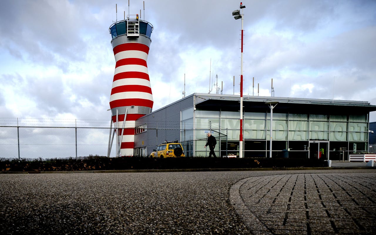 De verkeerstoren van Lelystad Airport. Luchtvaartminister Cora van Nieuwenhuizen stelde vorige week de opening van het vakantievliegveld voor de vierde keer uit.