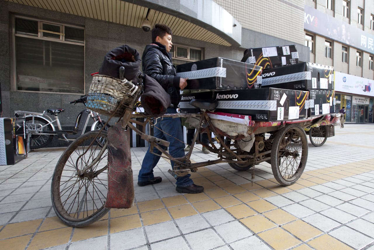 Bestellingen van Lenovo worden in Peking rondgebracht met de fiets.
