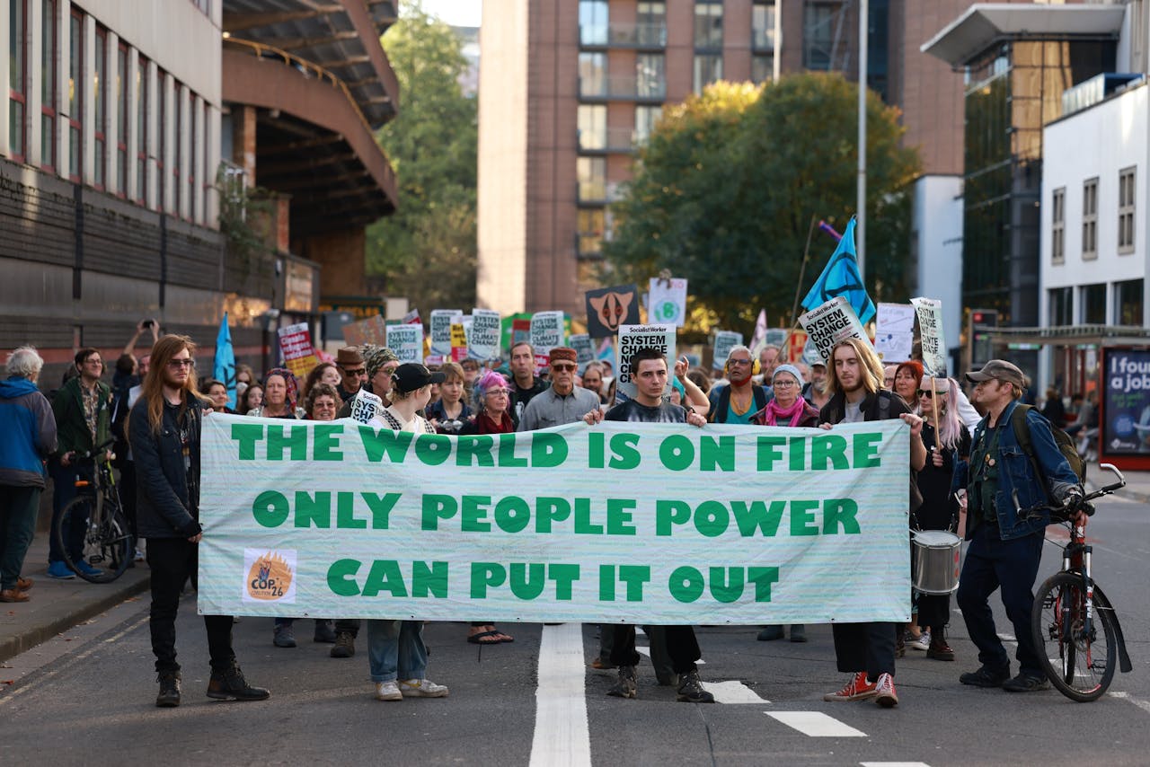 Klimaatactivisten bij een protestmars in Bristol (VK) in december