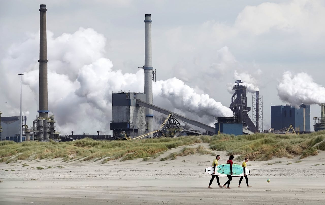 Industriële bedrijven zoals Tata Steel in IJmuiden hebben jaren ervaring opgedaan met verhandelbare stikstofemissierechten, een systeem waar varkenshouders nu om vragen.