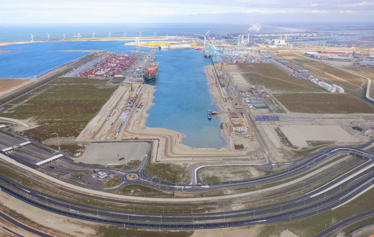 Havenbedrijf Rotterdam is druk bezig met de verlenging van de kades in de Amaliahaven. Linksvoor de containerterminal van RWG, rechtsvoor APMT.
