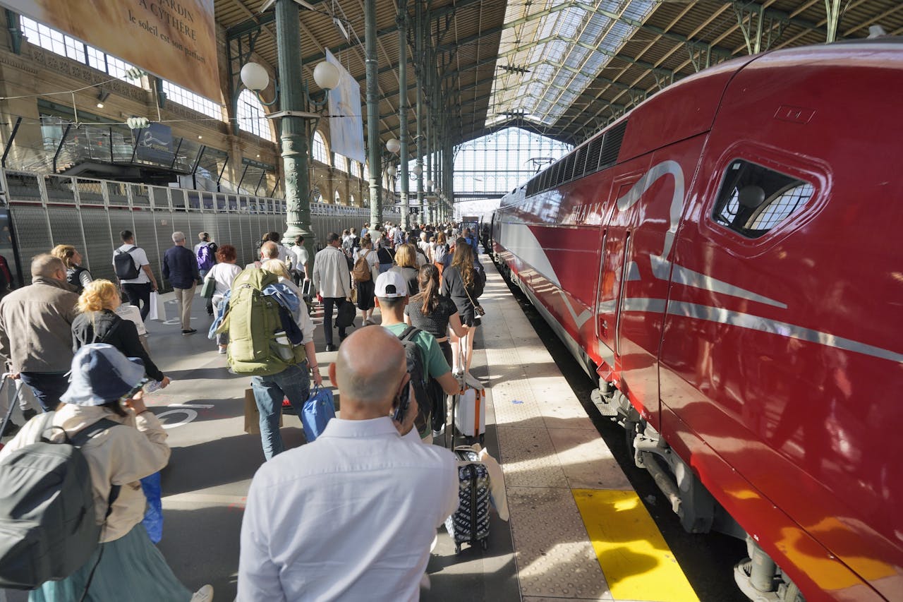 Reizigers op het Gare du Nord stappen in de Thalys hogesnelheidstrein die klaar staat voor vertrek richting Amsterdam.