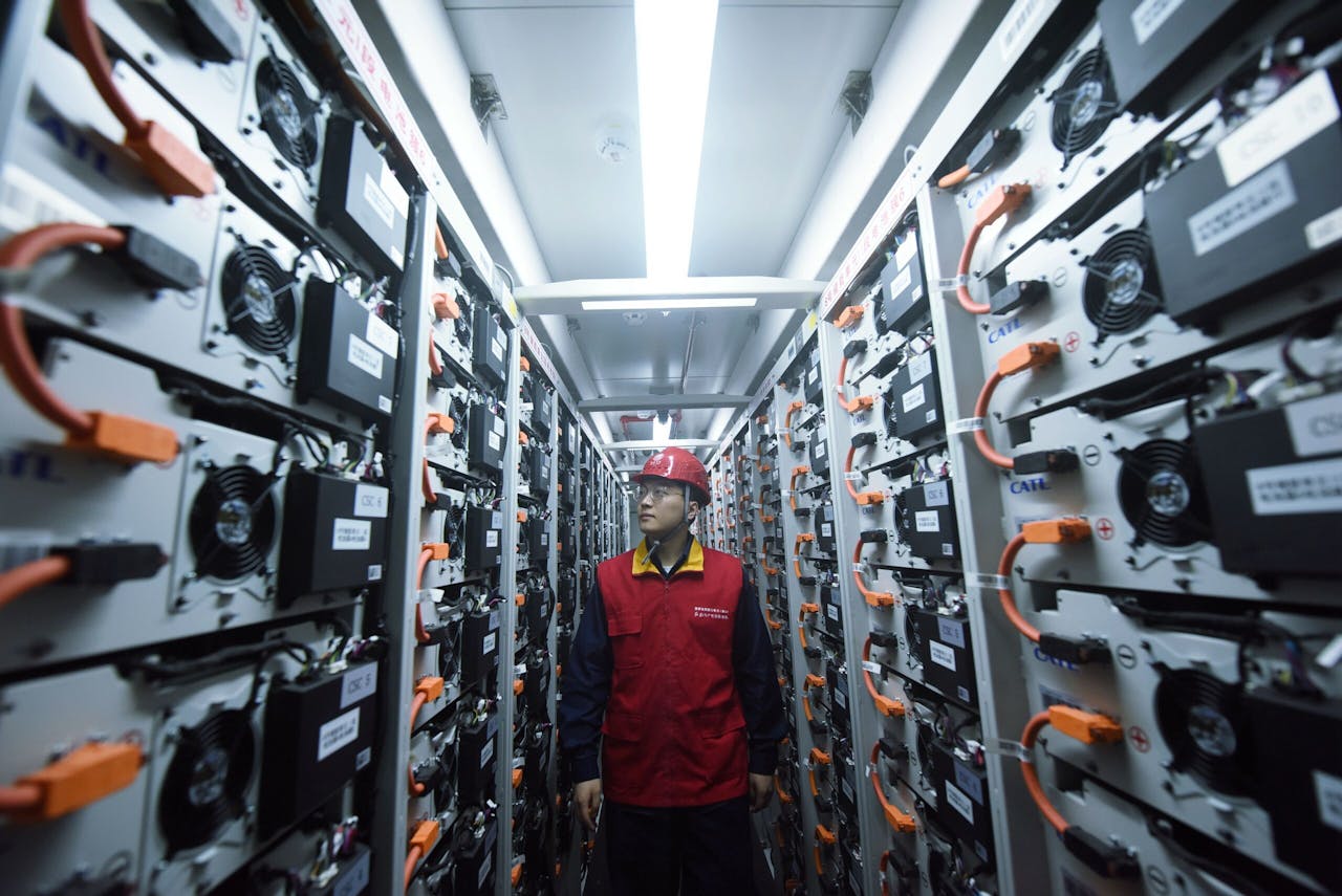 Een medewerker van het Chinese State Grid controleert apparatuur in een energiestation in Hangzhou.