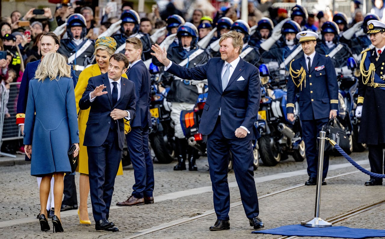 Koning Willem-Alexander en koningin Máxima ontvangen op de Dam in Amsterdam president Macron en zijn echtgenote Brigitte.