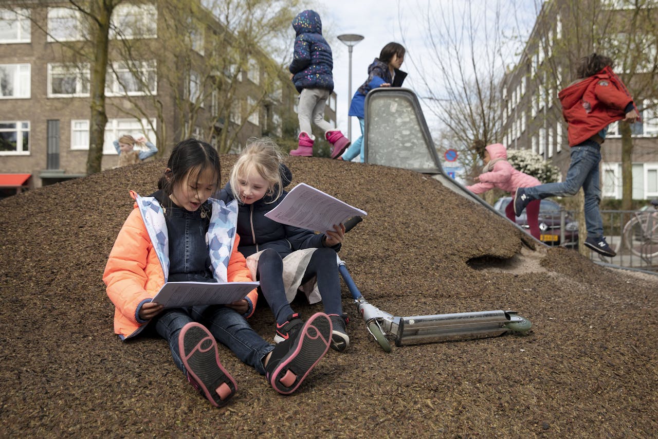 Scholen zijn sinds 15 maart gesloten. Met kopietjes van werkboeken konden leerlingen van Daltonschool De Margriet in Rotterdam de eerste weken aan de slag.
