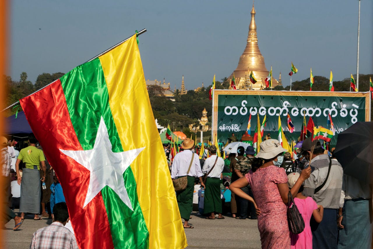 In Yangon, de grootste stad van Myanmar, kwamen dinsdag ook aanhangers van het leger bijeen om de coup van maandag te vieren.