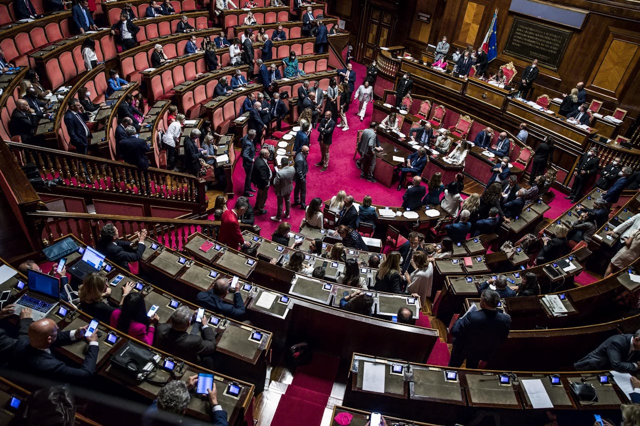 De Italiaanse senaat, waar donderdag coalitiepartij Vijfsterrenbeweging zich afzijdig hield van een vertrouwensstemming over de regering.