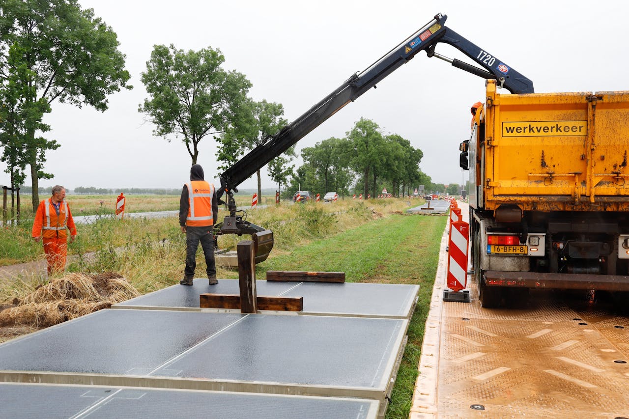 Aannemer Strukton is bezig met de aanleg van een zonnepanelenfietspad in Maartensdijk, in opdracht van de provincie Utrecht.