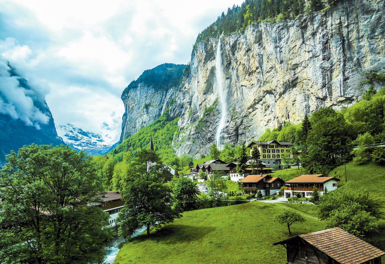 Bij Lauterbrunnen begint het dal van de 72 watervallen, dat doorloopt tot aan Stechelberg.
