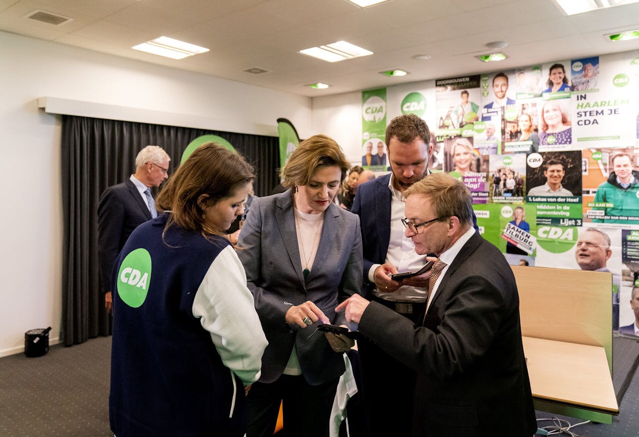 CDA-partijvoorzitter Hans Huibers (rechts) volgt met Kamerlid Derk Boswijk en minister Karien van Gennip de verkiezingsavond op het partijkantoor in Den Haag.