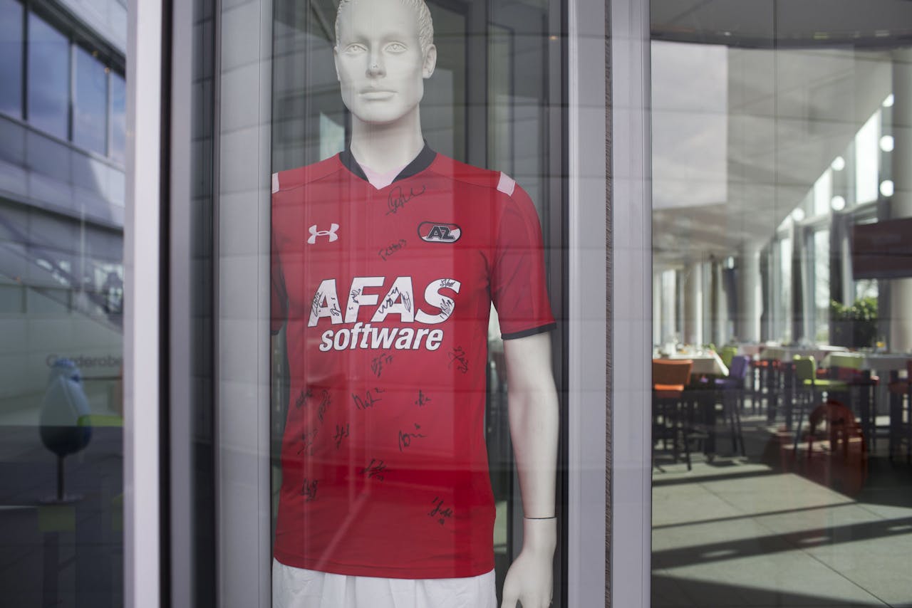 Een AZ shirt met AFAS sponsoring op het hoofdkantoor.
