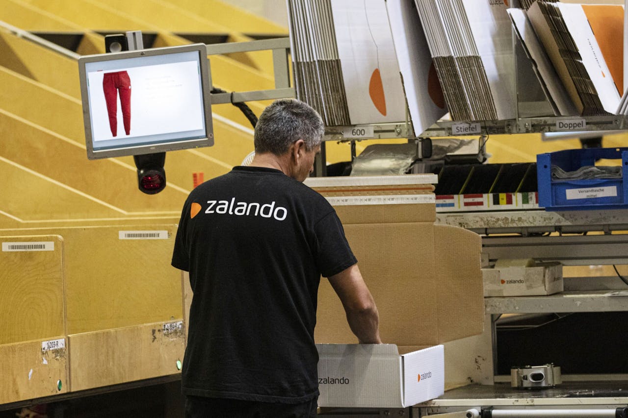 Een magazijnbediende van Zalando, de van oorsprong Duitse webshop voor schoenen, kleding en mode-accessoires.