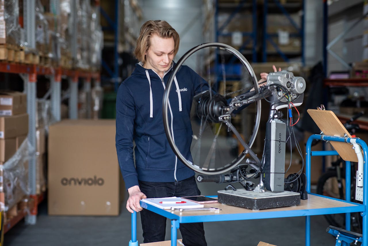 Een medewerker van het servicecenter van Enviolo in Zwolle test een versnellingsnaaf.