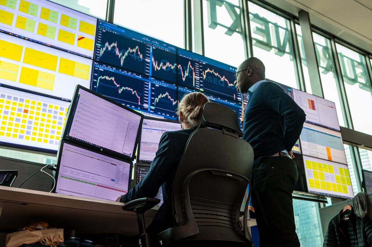 Werknemers van Euronex Parijs. Holdingbedrijf Lavide heeft aangegeven te willen verhuizen naar de groeimarkt van Euronext Parijs, waar andere eisen gelden.